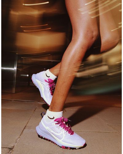 Nike React pegasus trail 4 - baskets - blanc cassé et rose vif - Marron