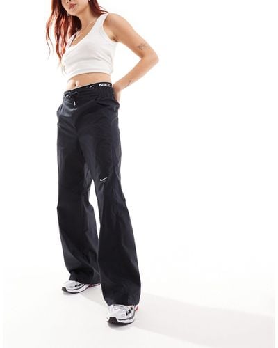 Nike Pantalon tissé à taille haute et petit logo virgule - Blanc