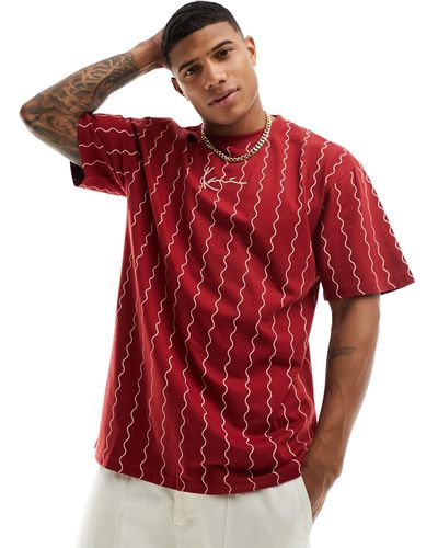Karlkani T-shirt oversize scuro con righe verticali ondulate e firma - Rosso