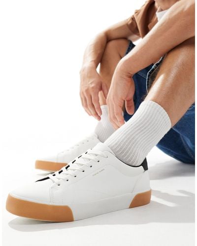 Bershka Sneakers rétro bianche con linguetta sul tallone a contrasto - Bianco