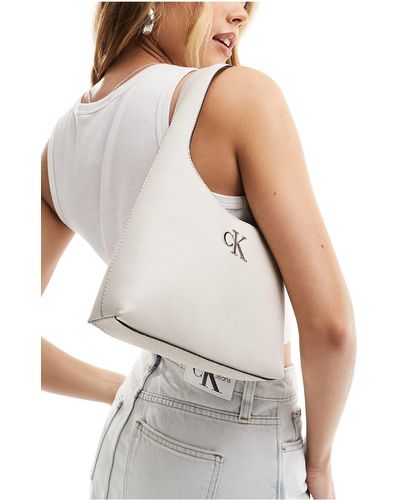 Calvin Klein Sac porté épaule minimaliste avec monogramme - taupe - Blanc