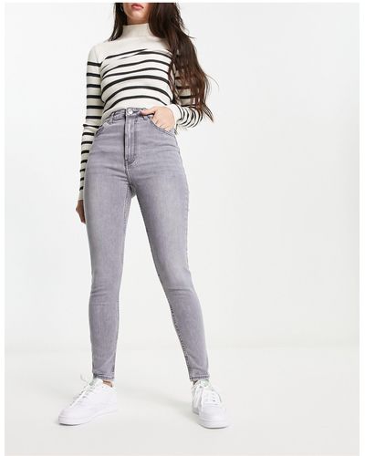 Bershka – eng geschnittene jeans mit hohem bund - Weiß