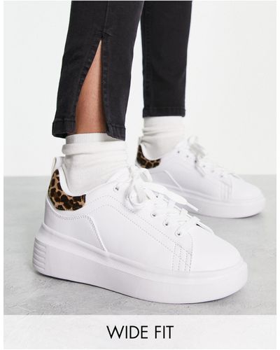 Truffle Collection Sneakers a pianta larga con suola spessa bianche con etichetta leopardata sul tallone - Bianco