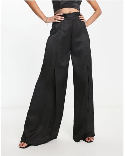 In The Style X terrie mcevoy - pantaloni a fondo ampio neri con pieghe sul davanti - Nero