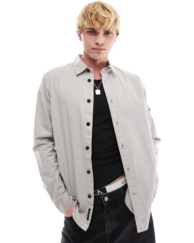 Calvin Klein Camicia comoda grigia con monogramma del logo applicato - Grigio