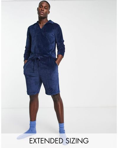 ASOS – pyjama-set aus em, geripptem velours mit langarm-polohemd und shorts - Blau