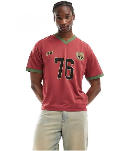 Reclaimed (vintage) T-shirt squadrata da calcio con scollo a v bordeaux - Rosso