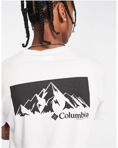 Columbia Camiseta blanca con estampado gráfico en la espalda peak exclusiva en asos - Blanco