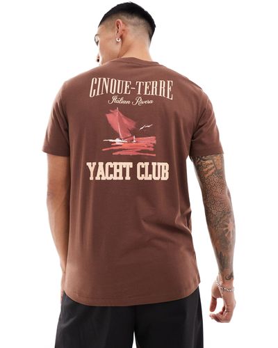 ASOS Camiseta con estampado "yacht club" en la espalda - Rojo
