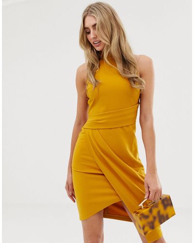 Lipsy Vestido ajustado con cuello halter en color mostaza - Amarillo