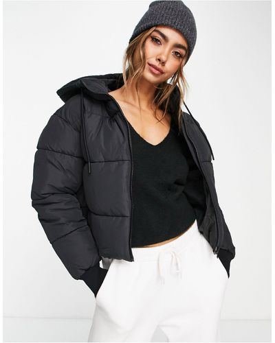 Monki – wattierte oversize-bomberjacke mit kapuze - Schwarz