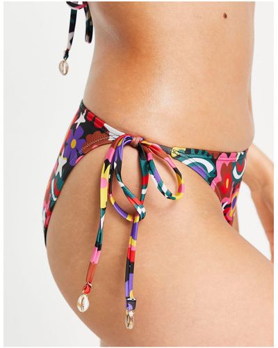 Chelsea Peers Slip bikini a brasiliana nera con stampa vivace a fiori con laccetti laterali - Rosa