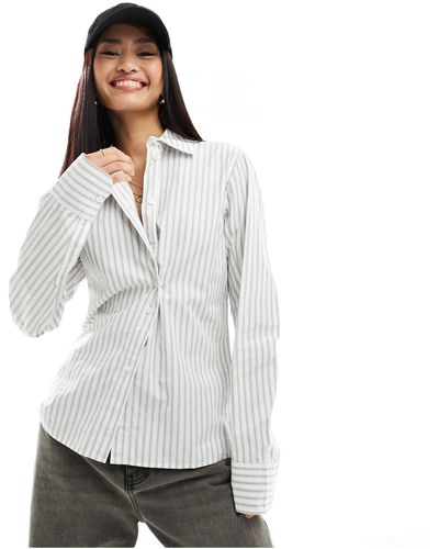 Weekday June - camicia a maniche lunghe a righe vestibilità regolabile - Bianco