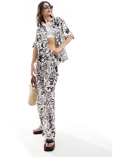 Iisla & Bird Camicia stile resort oversize con grafica stampata nera e bianca - Bianco