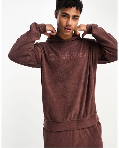 Calvin Klein Sweat à capuche confortable en tissu éponge - acajou profond - acajou profond - Rouge