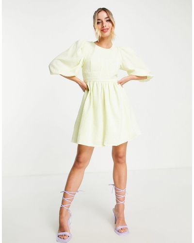 In The Style X Lorna Luxe - Nette Mini-jurk Met Pofmouwen En Korsetnaden - Geel