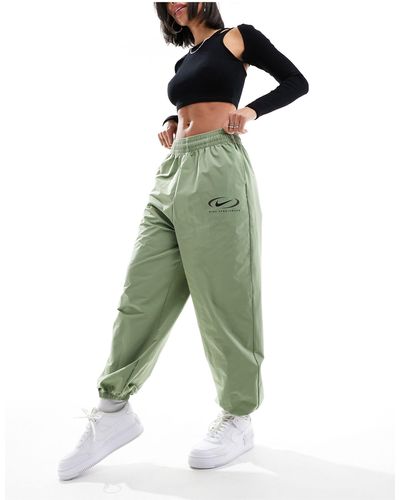 Nike – swoosh – fallschirm-jogginghose aus webstoff - Grün