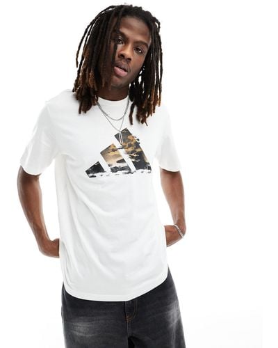 adidas Originals Adidas - basketball - t-shirt à grand imprimé graphique - Blanc