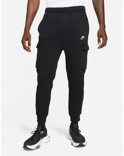 Nike Joggers s cargo con bajos ajustados y logo metalizado club - Negro