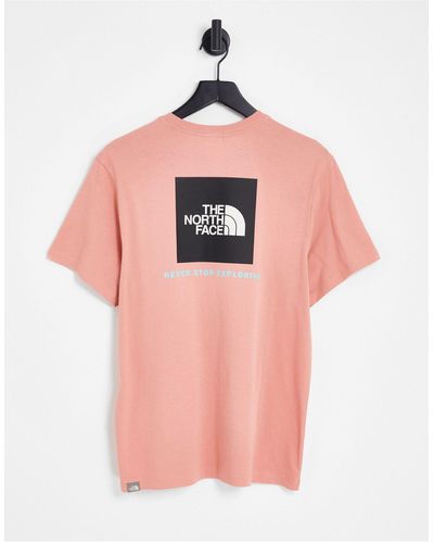 The North Face Camiseta amanecer con estampado en la espalda red box exclusiva en asos - Rosa