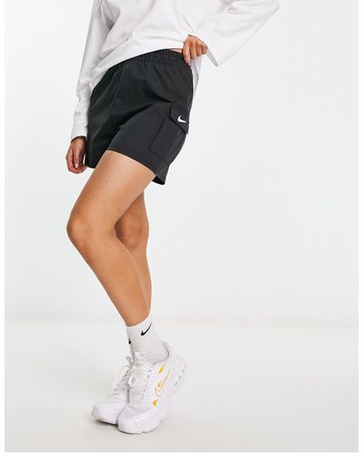 Nike Short cargo à poches avec petit logo virgule - noir