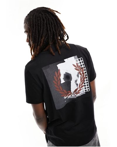 Fred Perry Camiseta negra con estampado gráfico en la espalda - Negro