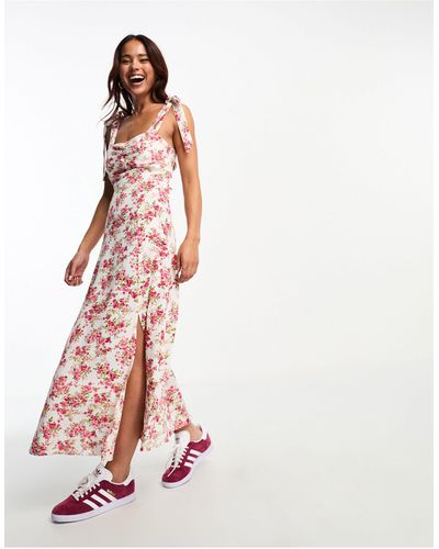 New Look Vestido midi con estampado floral, abertura en el bajo y tirantes anudados - Rosa
