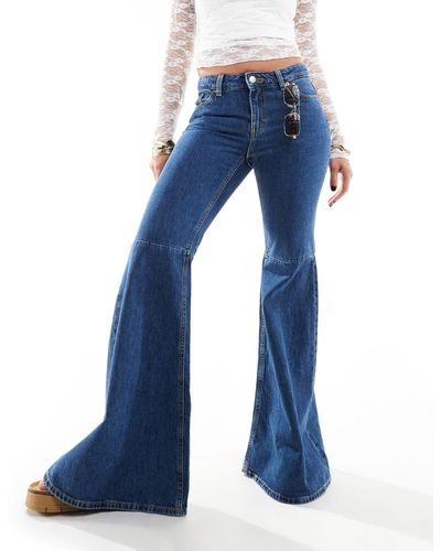 Monki – kikki – stark ausgestellte jeans aus komfort-stretch - Blau