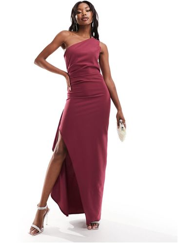 Vesper Vestido largo color baya asimétrico con abertura lateral y detalle drapeado - Rojo