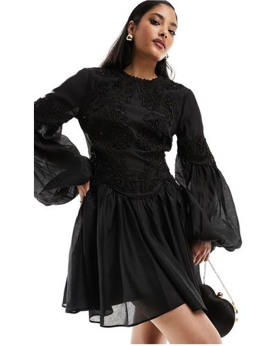 ASOS Vestido corto con cuello alto, sobrefalda y diseño bordado adornado - Negro