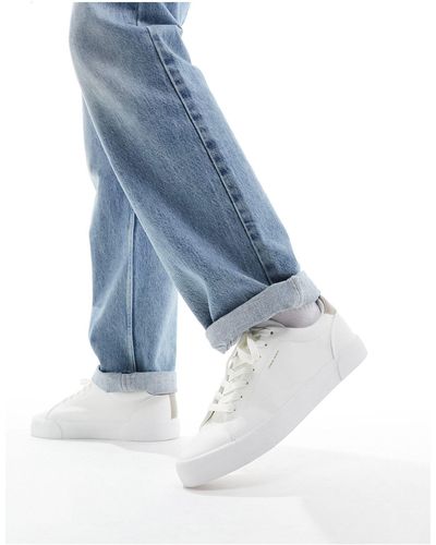 Bershka Sneakers bianche con linguetta sul tallone a contrasto color cuoio - Blu