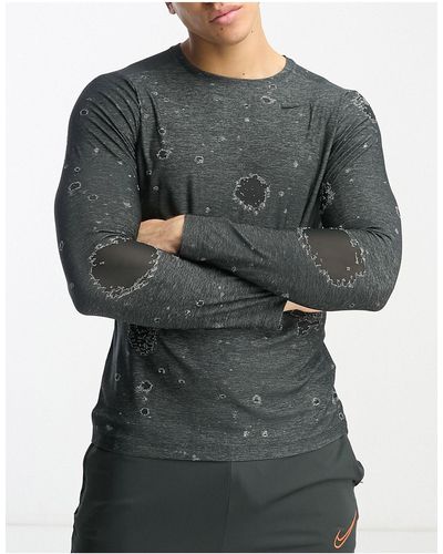 Nike D.y.e. - maglietta grigia a maniche lunghe con stampa ripetuta - Nero