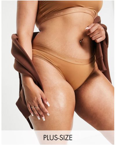 Calvin Klein Plus - form to body - slip bikini color legno di sandalo con logo tono su tono - Marrone