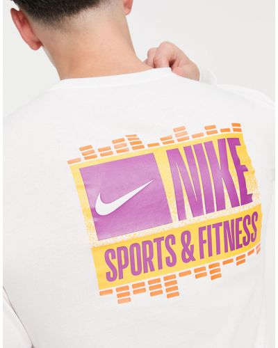Nike T-shirt manches longues à imprimé sports au dos - Rose