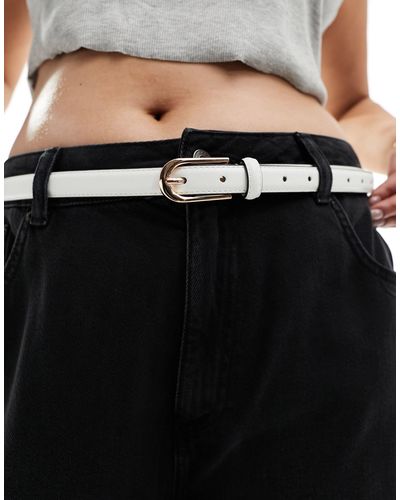 ASOS Curve - cintura per vita e fianchi sottile bianca con fibbia a mezza luna - Nero