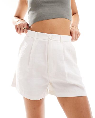 Stradivarius Linen Look Short - White