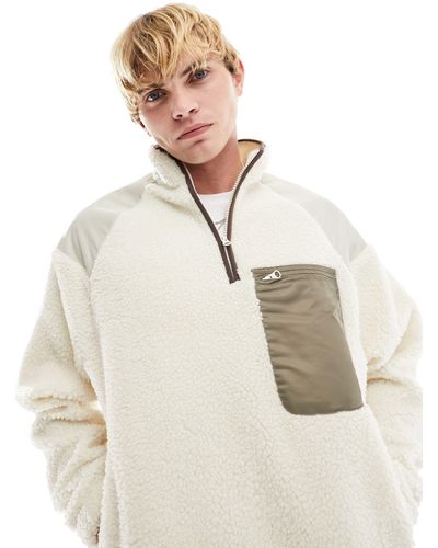 ASOS – oversize-sweatshirt aus grauem teddyfell mit farblich abgesetzter tasche mit kurzem reißverschluss - Weiß