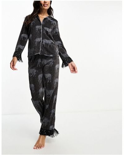 Chelsea Peers Pyjama avec top boutonné à côtes métallisées et pantalon à imprimé zèbres - Noir