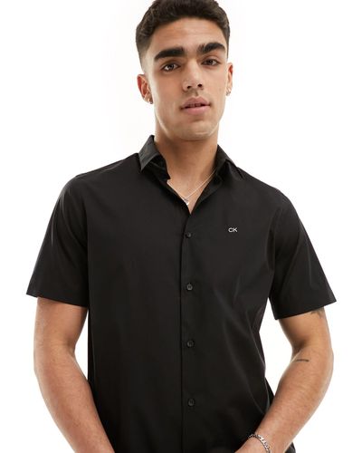 Calvin Klein Camicia vestibilità classica a maniche corte nera elasticizzata - Nero