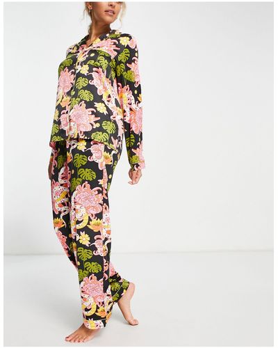 Chelsea Peers – pyjama aus hochwertigem satin mit knopfleiste und em blumenmuster auf dunklem untergrund - Weiß