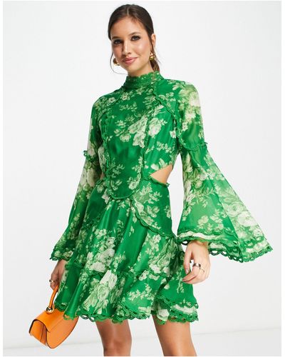 ASOS Robe courte à col montant et bordure festonnée avec découpes à la taille et imprimé floral - Vert