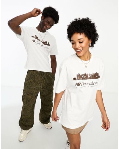 New Balance Camiseta blanco hueso y marrón extragrande unisex con estampado "nb place like home" exclusiva en asos