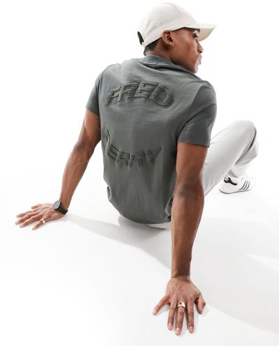 Fred Perry T-shirt kaki con grafica distorta sul retro - Grigio