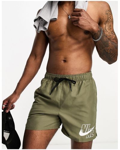 Nike Pantaloncini da bagno stile volley da 5" kaki con logo grande - Verde