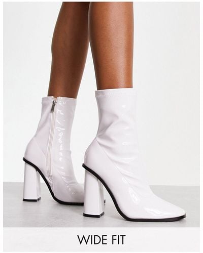 Raid Wide Fit – saylor – lackierte sock-boot-stiefel mit blockabsatz, weite passform - Weiß