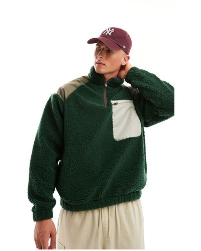 ASOS – oversize-sweatshirt aus em teddyfell mit farblich abgesetzter tasche und kurzem reißverschluss - Grün