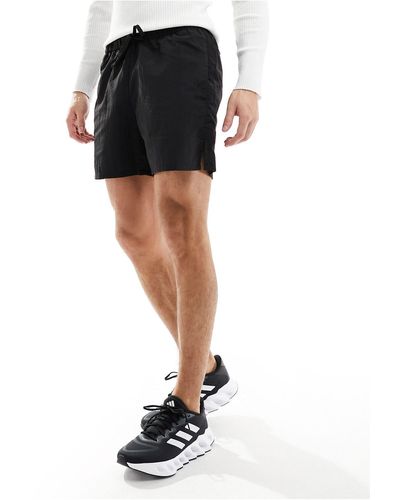 ASOS 4505 – sport-shorts aus nylon mit knitter-optik - Schwarz