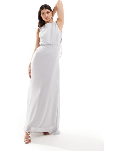 TFNC London L'invitée - robe longue en mousseline à dos bénitier - Blanc