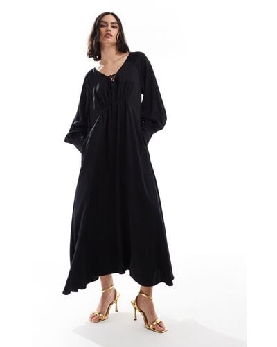 & Other Stories Maxi Dress With Tie Front V-neckline And Long Sleeves - Black