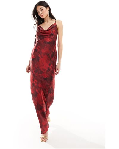 Pretty Lavish Keisha - robe longue à col bénitier - foncé fleuri - Rouge